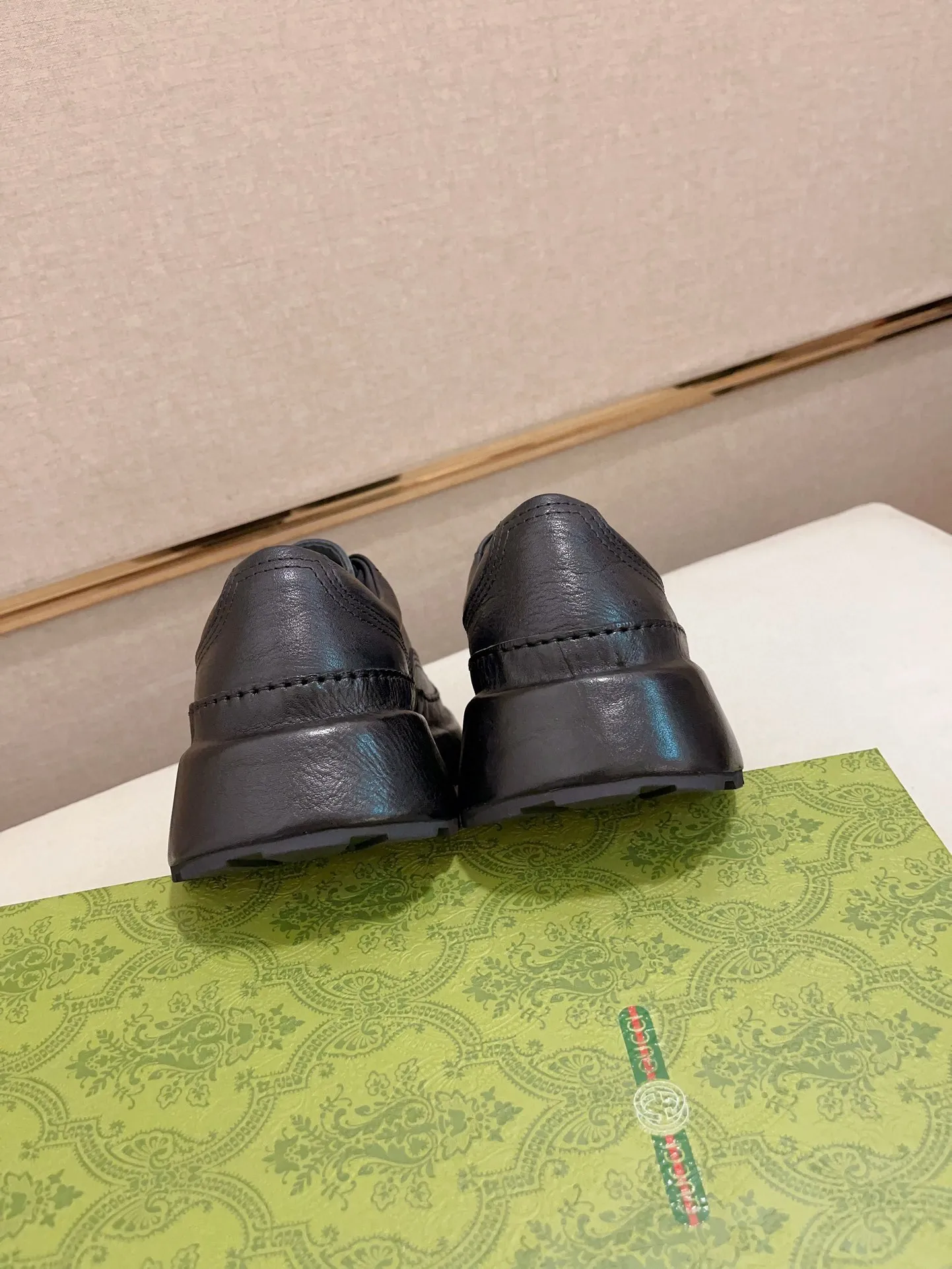 Men's shoes 💰: 680💰 Gucci (Gucci) new men's shoes, sold simultaneously on the official website, made from original orders, uppers made of first-layer cowhide, purely handmade craftsmanship 🌈 High-end first-layer genuine leather lining, original non-slip and wear-resistant outsole, fashionable and versatile, standard size .37-44. Can be customized 45-46